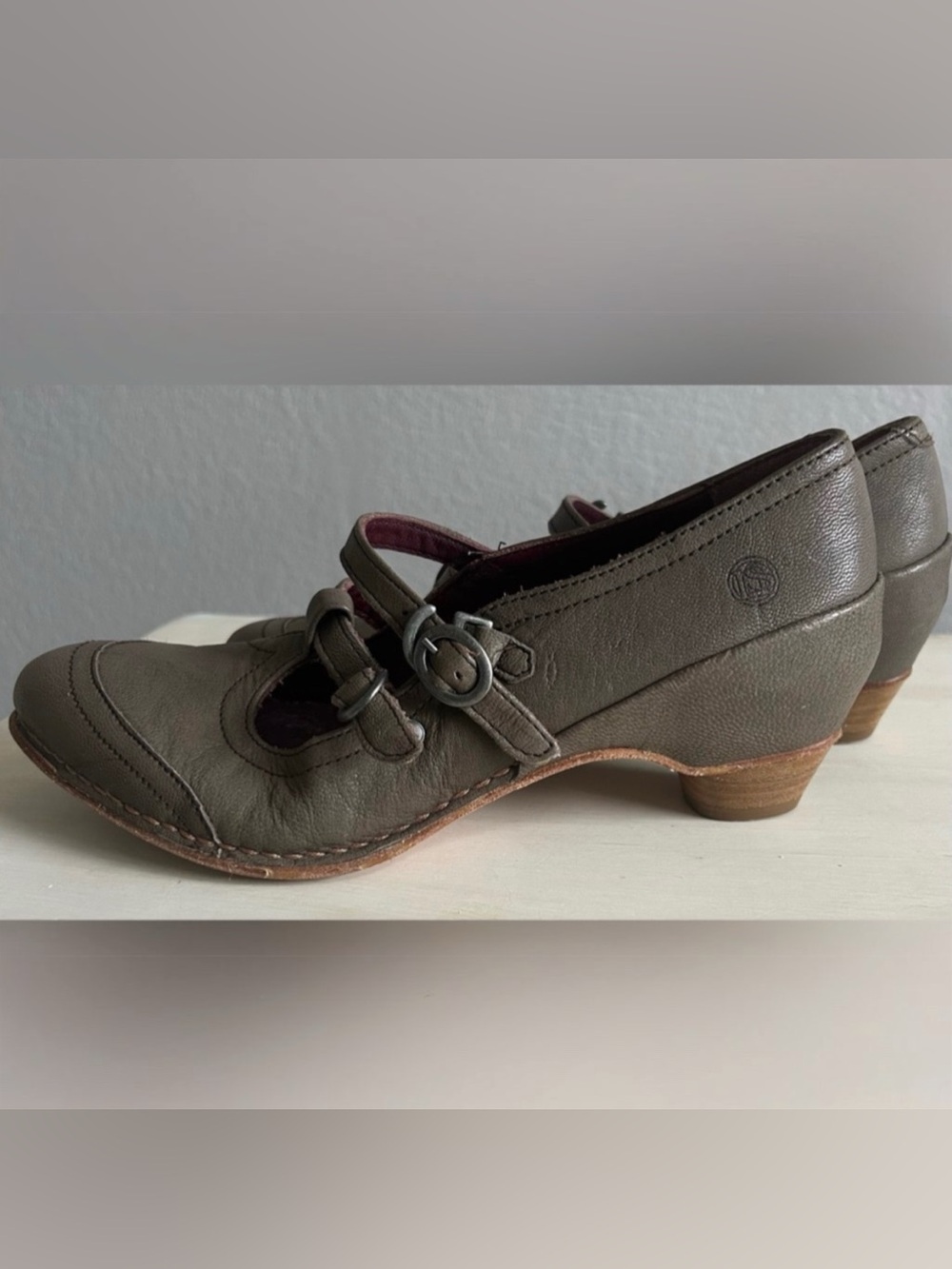 Neosens taupe brown wing tip heeled shoes, women’s size 38. Like new, no wear.